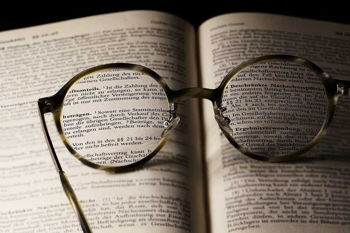 Livres ouverts avec lunettes de lecture sur les pages