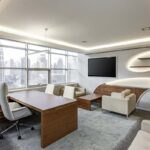 Cloison mobile sans rail visible : composer avec le plafond