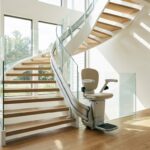 Monte-escalier moderne sur un escalier tournant, maison lumineuse