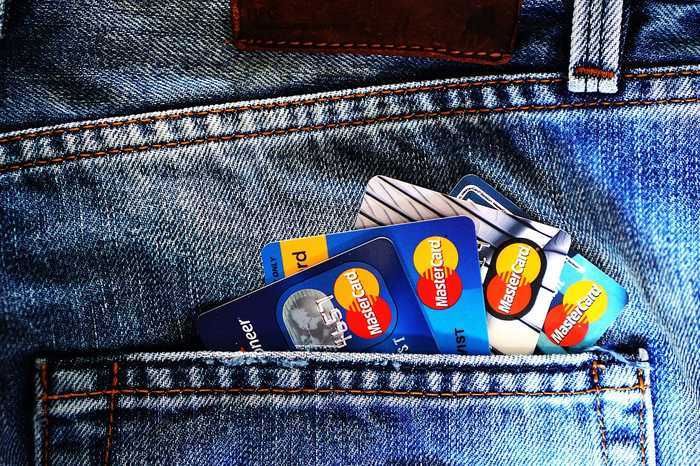 Boursorama Ultim ou Fortuneo Gold : carte sans frais à l'étranger ?