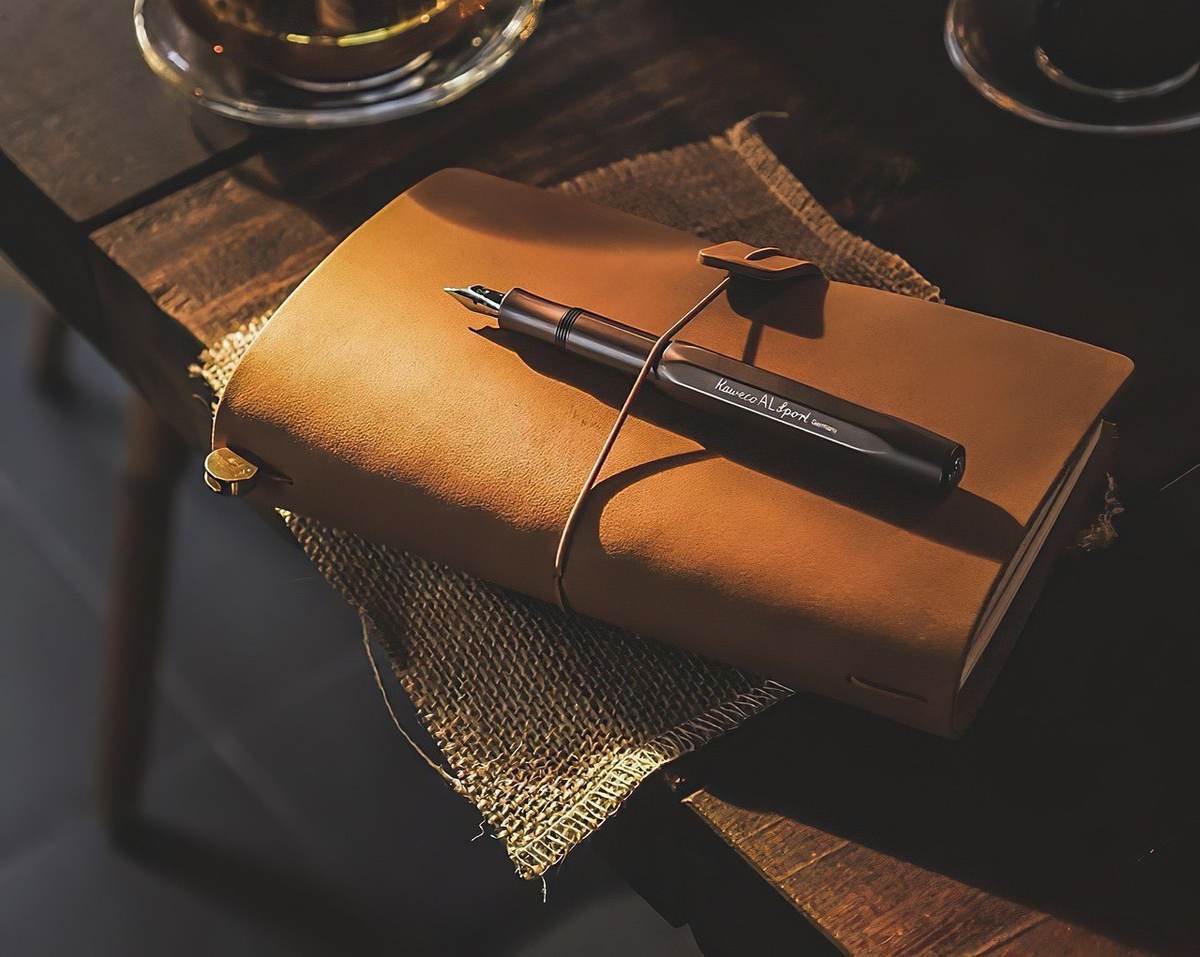 Carnet et stylo sur table en bois, lumière douce