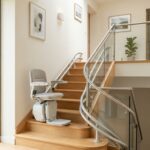 Monte-escalier moderne sur un escalier tournant, maison lumineuse